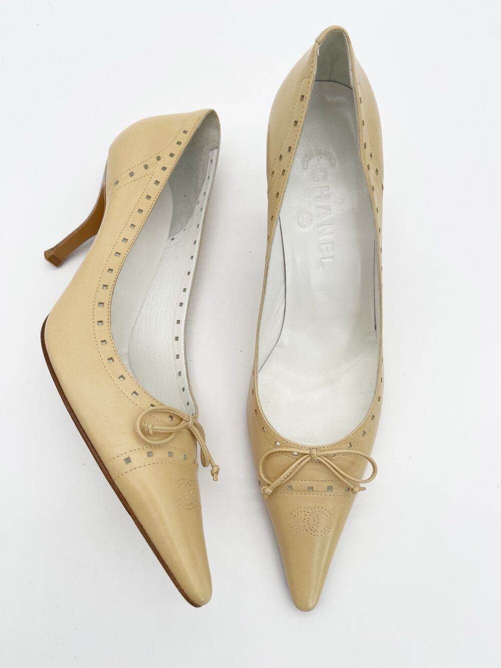 Chanel Vintage Beige Leather Bow Interlocking CC Pointed Toe Pumps Heels EU 41